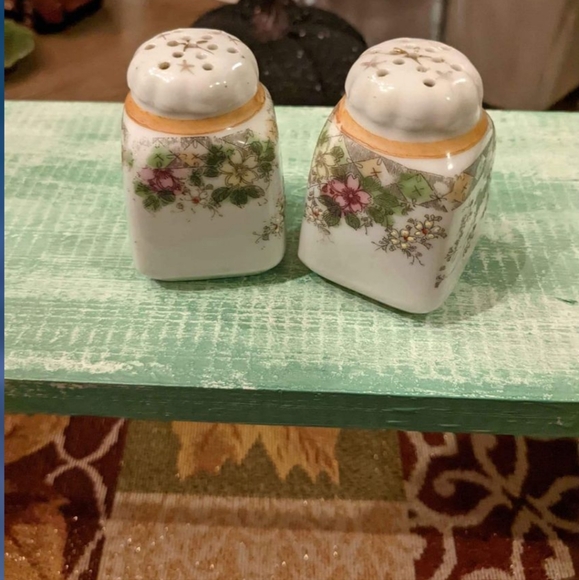 Beautiful Vintage Floral salt And Pepper Shakers. - Picture 5 of 8